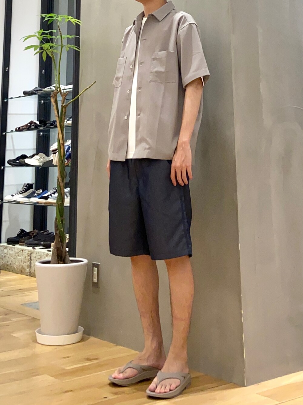 グレー系のシャツ/ブラウス、ホワイト系のTシャツ/カットソー、ブルー系のその他パンツを着用したメンズの春コーディネートの3枚目の写真