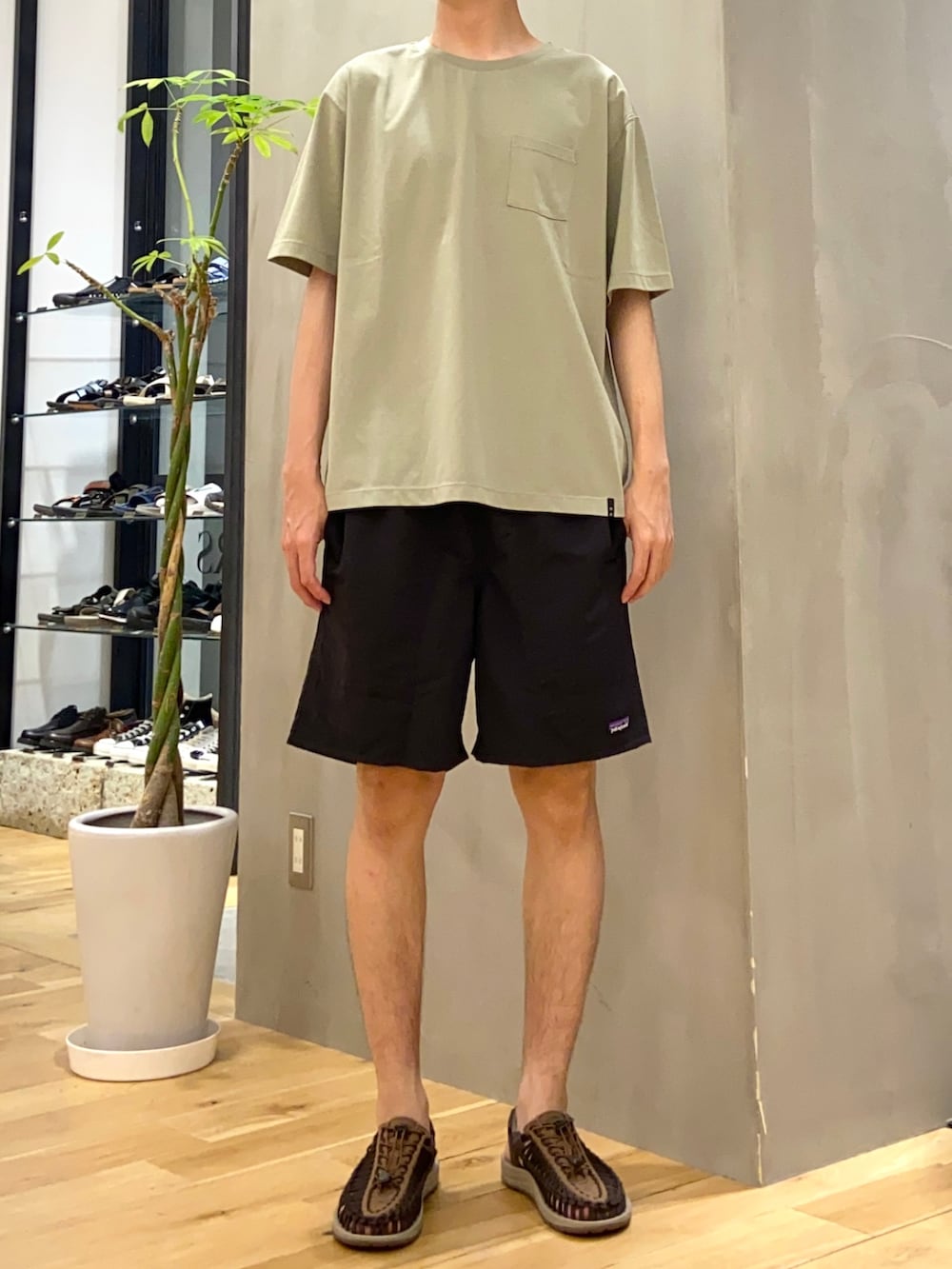 グリーン系のTシャツ/カットソー、ブルー系のその他を着用したメンズの夏コーディネートの4枚目の写真