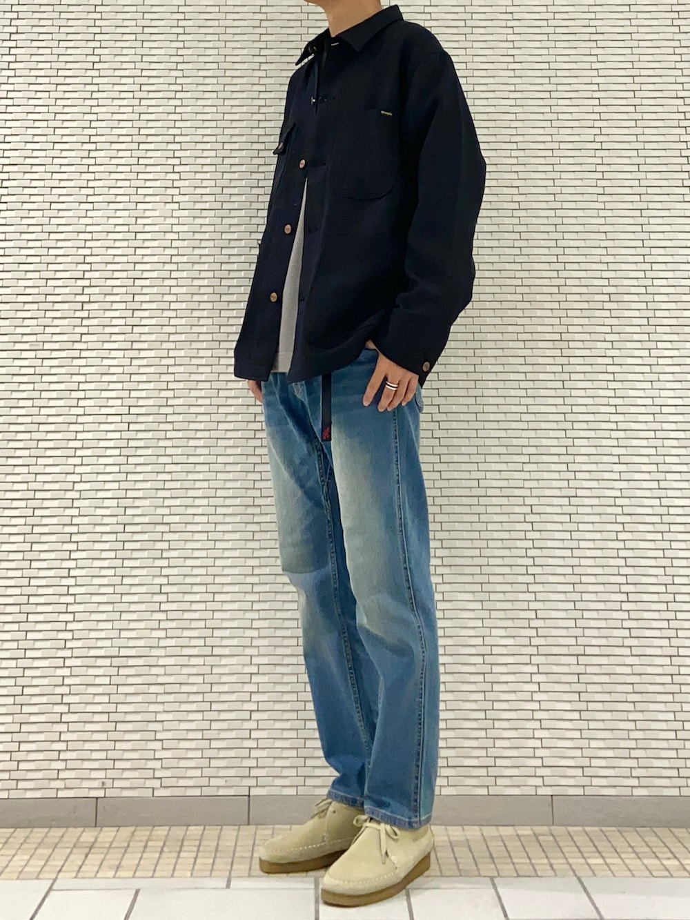 ブラック系のカバーオール、ブルー系のその他パンツ、ベージュ系のブーツを着用したメンズの秋コーディネートの3枚目の写真