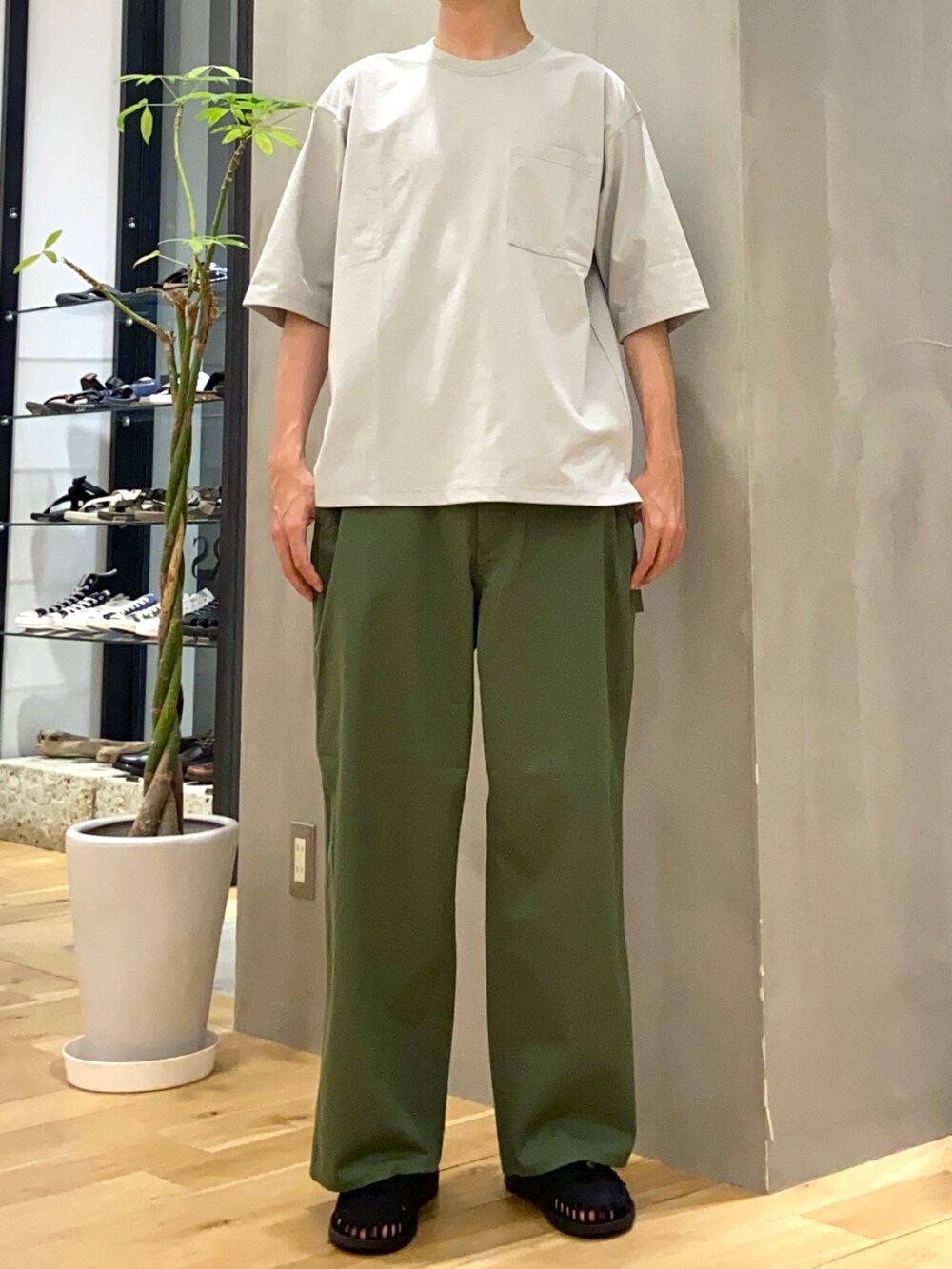 グリーン系のその他パンツ、グレー系のTシャツ/カットソーを着用したメンズの夏コーディネートの3枚目の写真