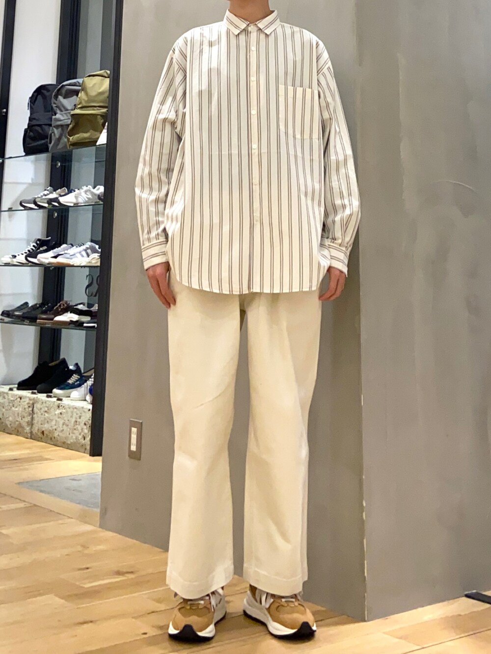 ホワイト系のカーディガン/ボレロ、ホワイト系のその他パンツ、ホワイト系のシャツ/ブラウスを着用したメンズの春コーディネートの2枚目の写真