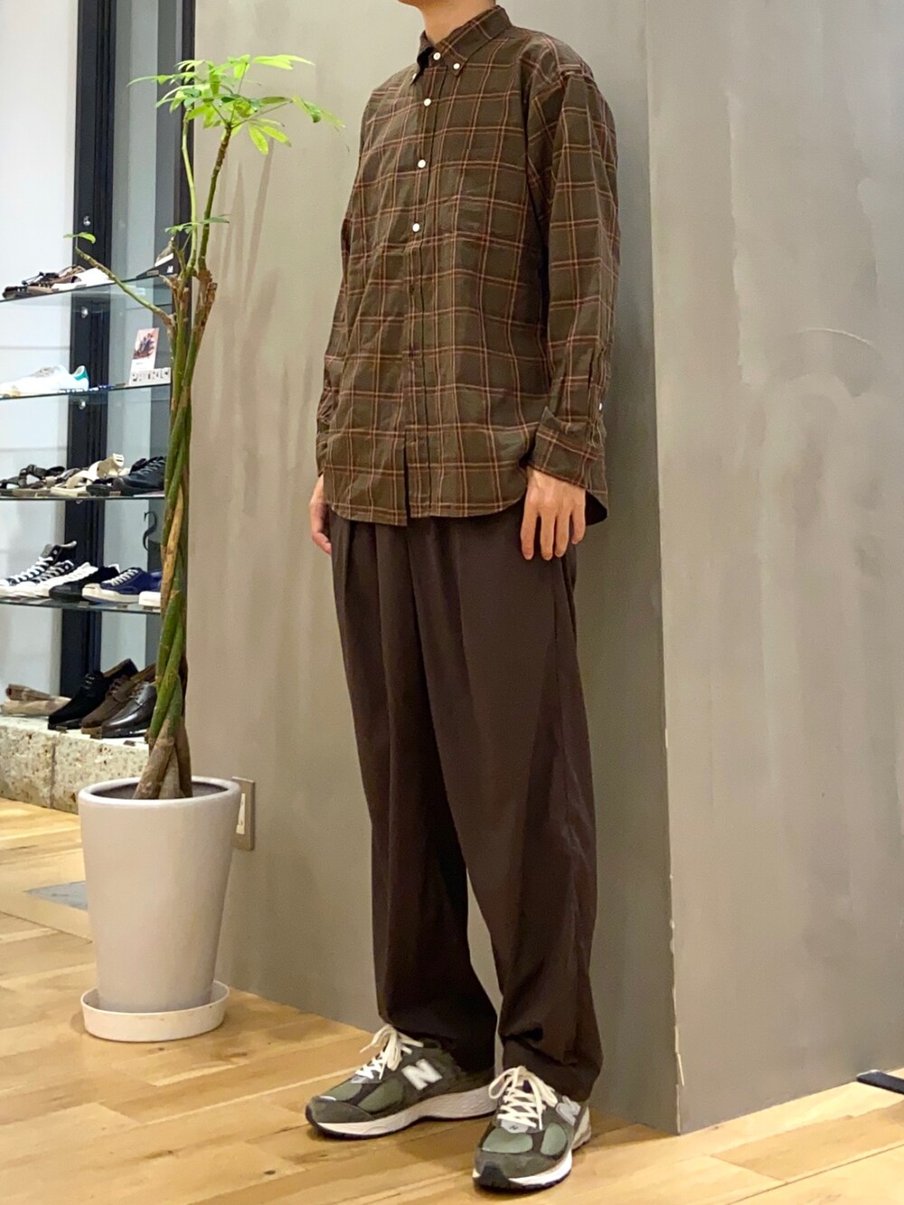グリーン系のシャツ/ブラウス、ブルー系のTシャツ/カットソー、グリーン系のその他パンツを着用したメンズの秋コーディネートの2枚目の写真