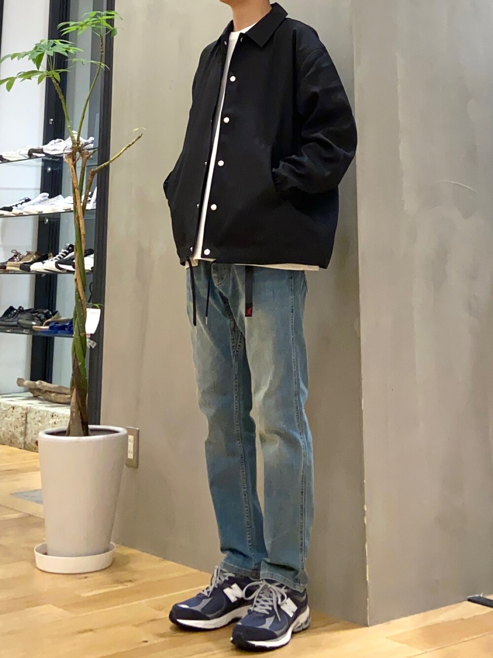 ブラック系のセットアップ、ホワイト系のTシャツ/カットソー、ブルー系のその他パンツを着用したメンズの秋コーディネートの3枚目の写真