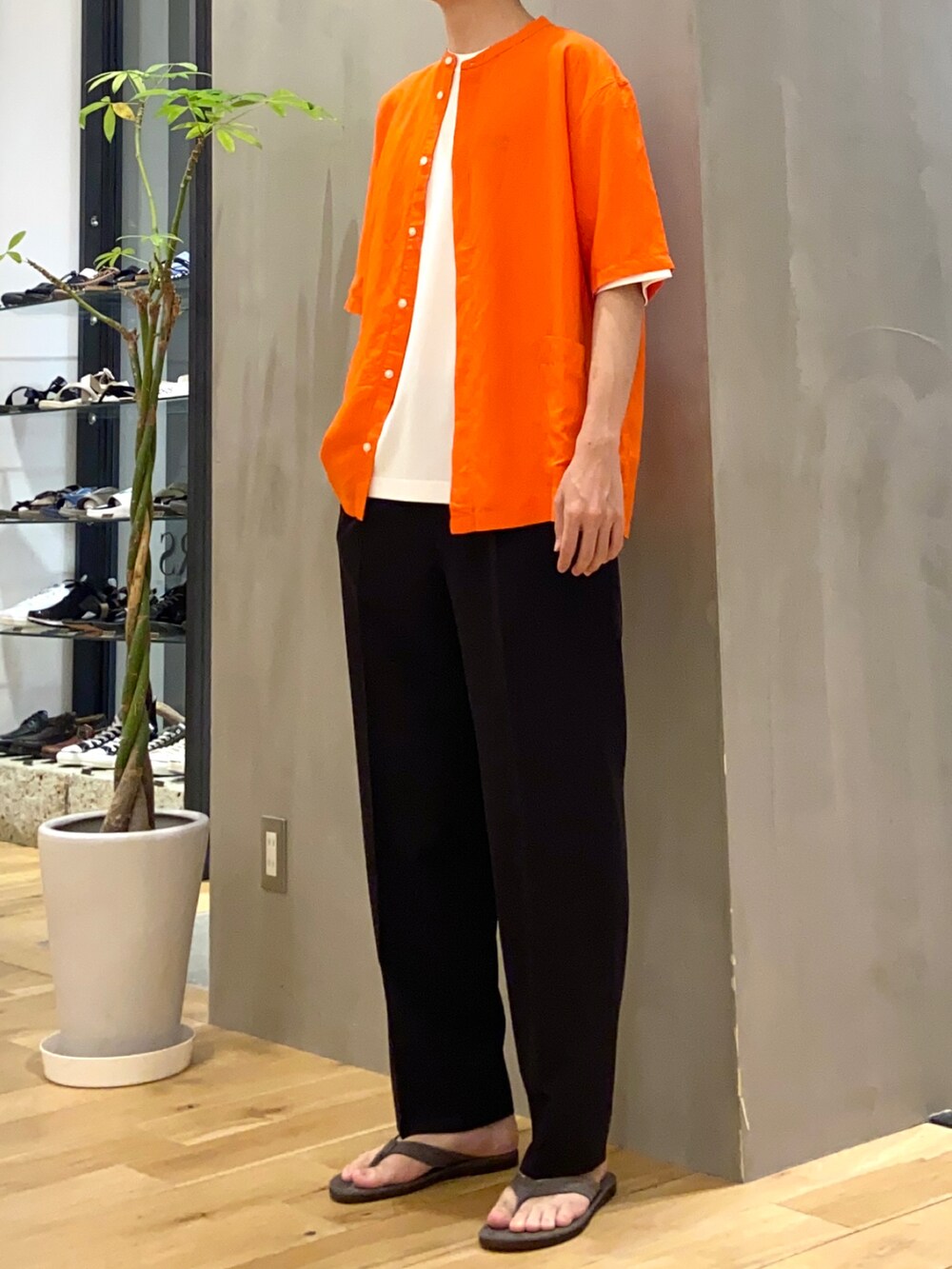 オレンジ系のシャツ/ブラウス、ホワイト系のTシャツ/カットソー、グレー系のサンダルを着用したメンズの夏コーディネートの2枚目の写真