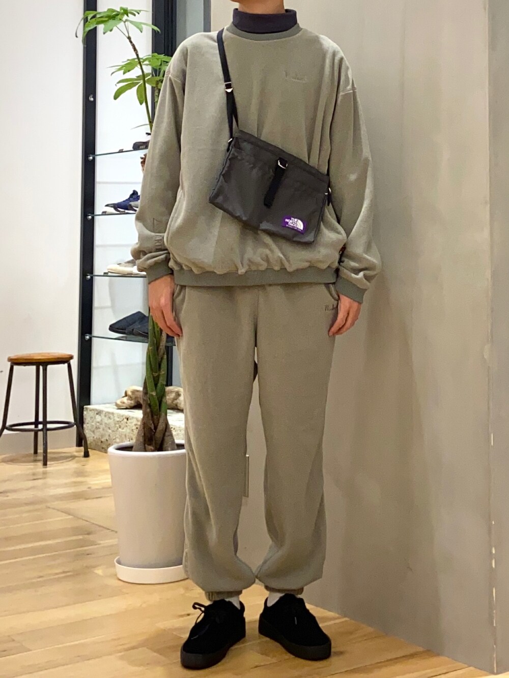 グレー系のTシャツ/カットソー、グリーン系のTシャツ/カットソー、ブラック系のブーツを着用したメンズの秋コーディネートの3枚目の写真