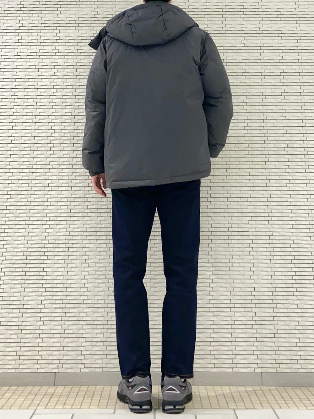 グレー系のダウンジャケット/コート、グレー系のスウェット、ブルー系のその他パンツを着用したメンズの冬コーディネートの3枚目の写真