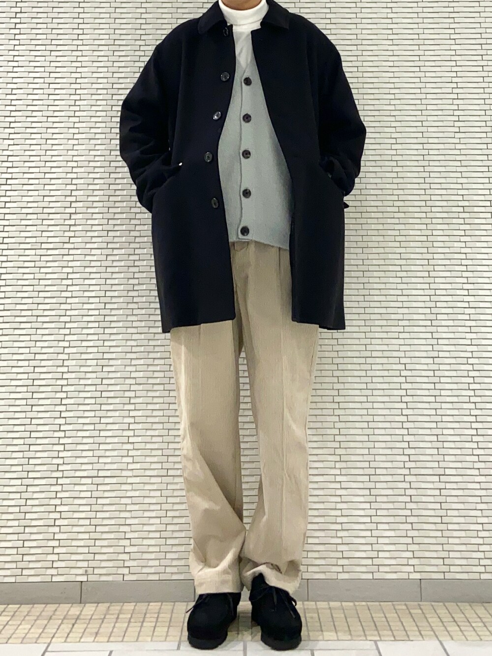 ブラック系のその他アウター、ホワイト系のTシャツ/カットソー、グリーン系のカーディガン/ボレロを着用したメンズの秋コーディネートの4枚目の写真