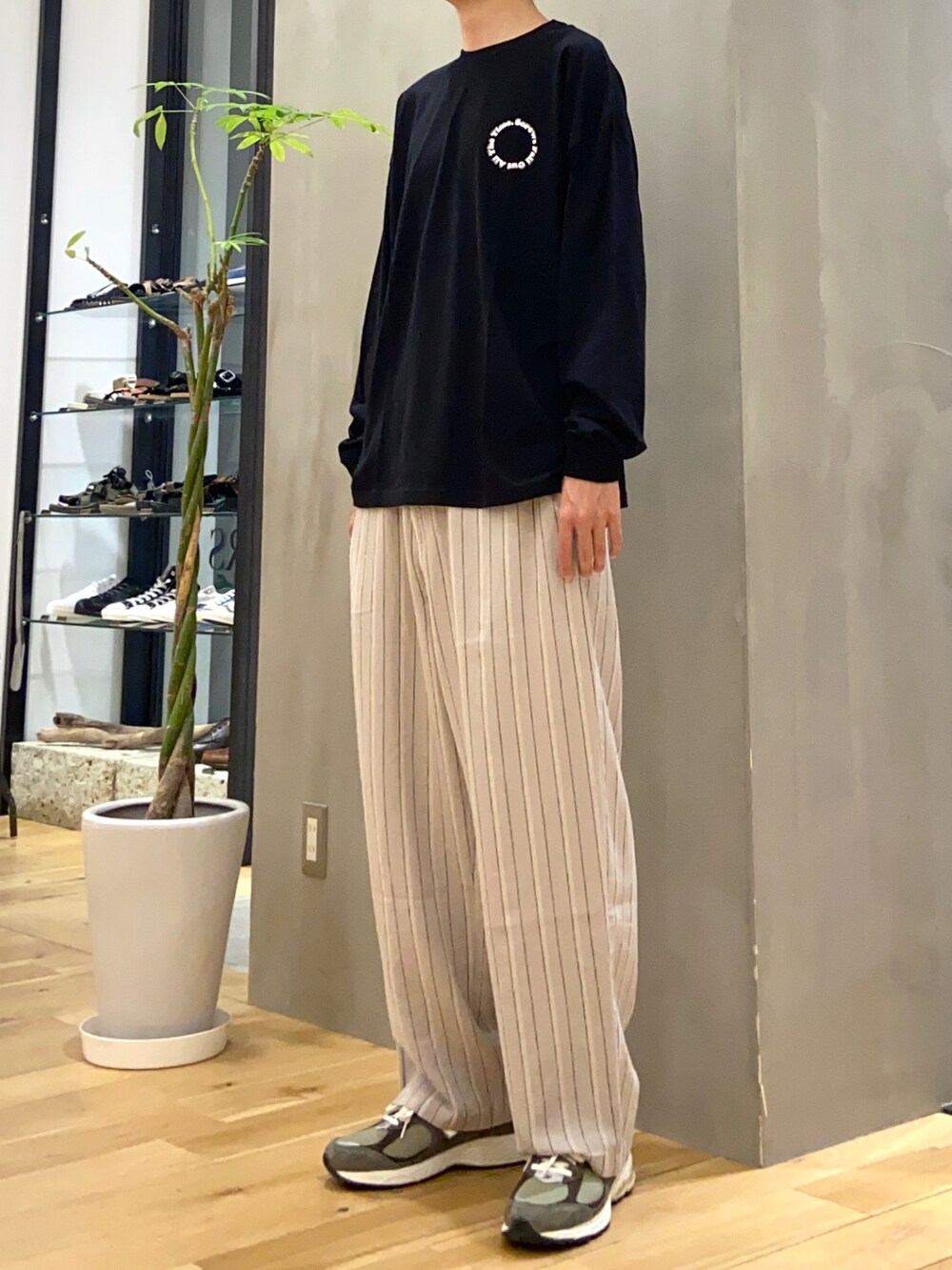 ブラック系のTシャツ/カットソー、ベージュ系のその他パンツを着用したメンズの夏コーディネートの3枚目の写真