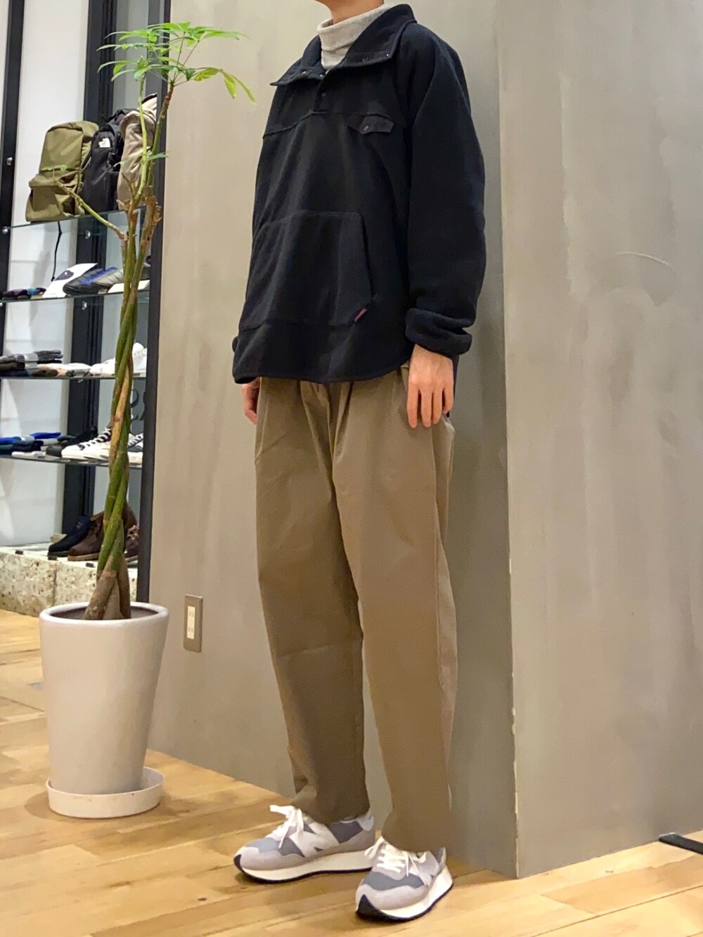 ブラック系のその他トップス、グレー系のスウェット、ベージュ系のその他パンツを着用したメンズの冬コーディネートの3枚目の写真