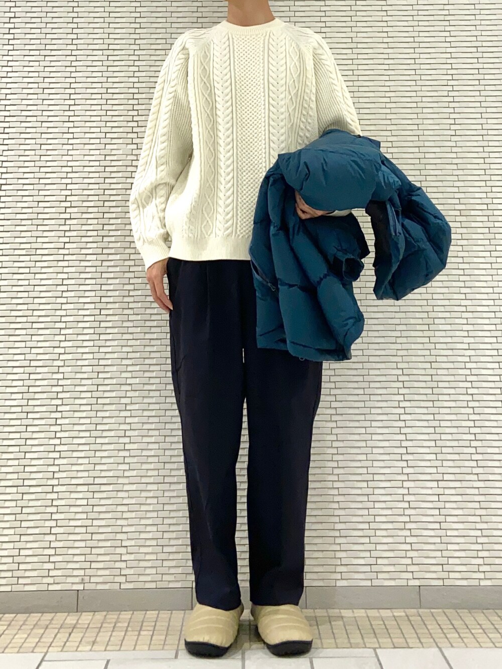 ブルー系のダウンジャケット/コート、ホワイト系のニット/セーター、ブルー系のその他パンツを着用したメンズの冬コーディネートの3枚目の写真