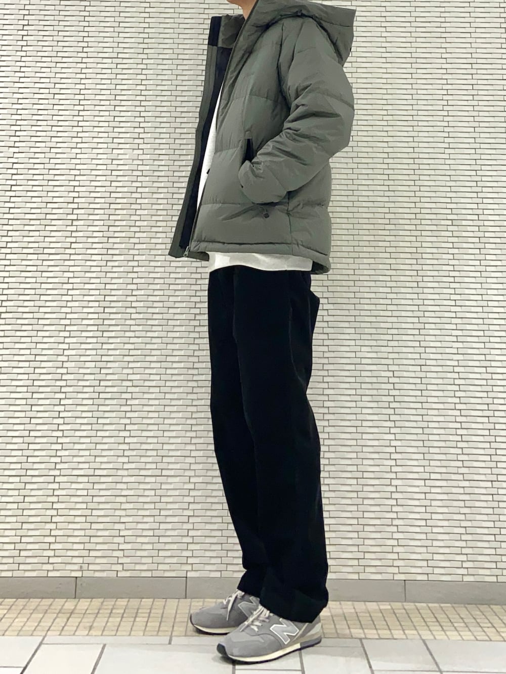 グリーン系のダウンジャケット/コート、グレー系のスウェット、ブラック系のその他パンツを着用したメンズの冬コーディネートの2枚目の写真