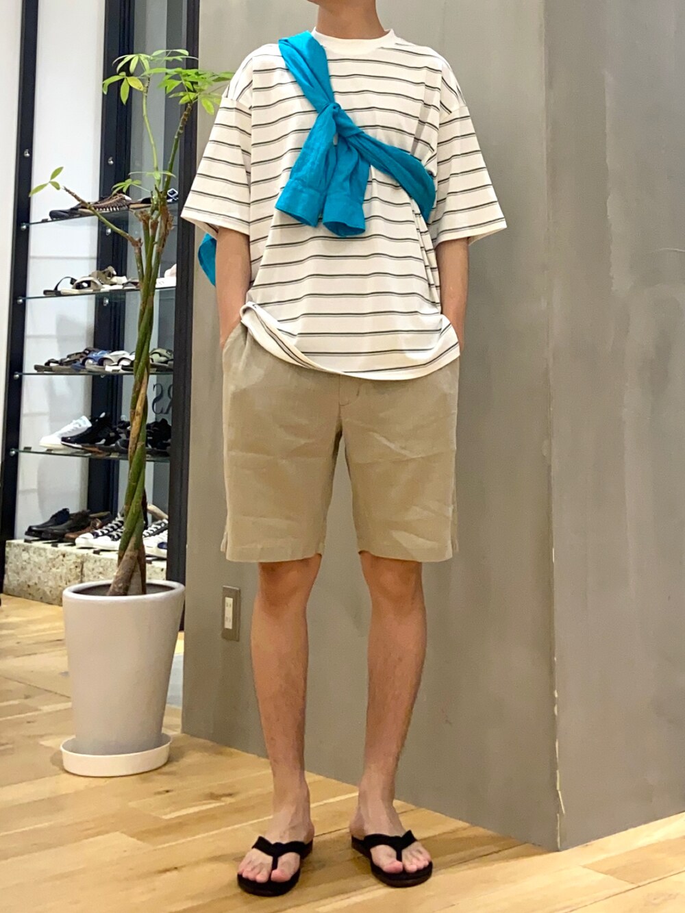 グリーン系のTシャツ/カットソー、グリーン系のシャツ/ブラウス、ブラック系のサンダルを着用したメンズの夏コーディネートの4枚目の写真