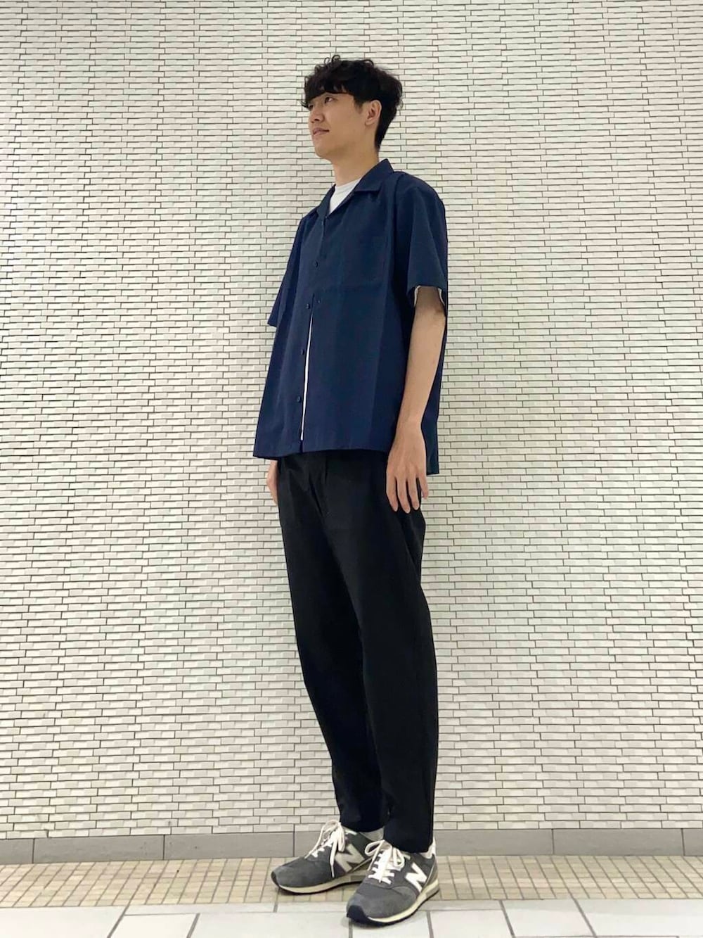 ホワイト系のTシャツ/カットソー、ブルー系のシャツ/ブラウス、ブラック系のその他パンツを着用したメンズの夏コーディネートの2枚目の写真