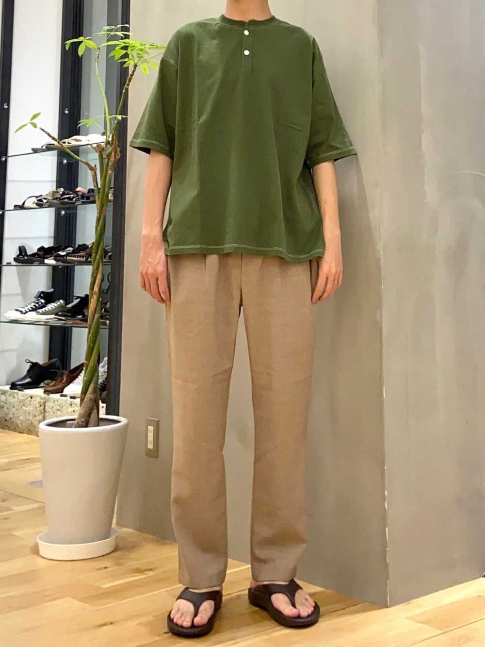 グリーン系のTシャツ/カットソー、ブラウン系のその他パンツ、ブラウン系のサンダルを着用したメンズの夏コーディネートの3枚目の写真