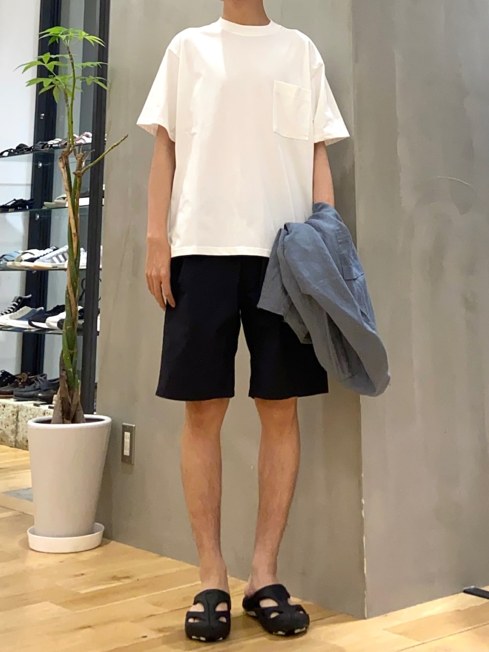 ブルー系のシャツ/ブラウス、ホワイト系のTシャツ/カットソー、ブラック系のその他パンツを着用したメンズの夏コーディネートの2枚目の写真