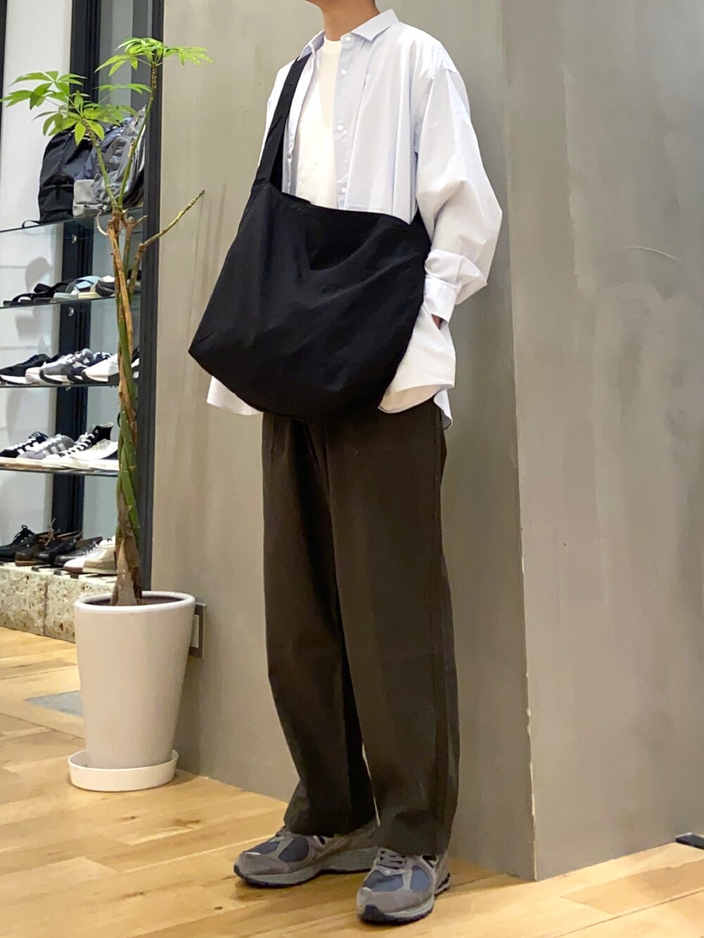 ブルー系のシャツ/ブラウス、ブラック系のショルダーバッグ、ホワイト系のTシャツ/カットソーを着用したメンズの春コーディネートの3枚目の写真