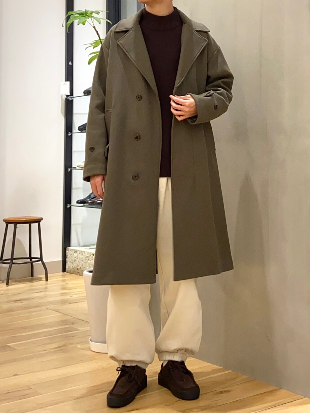 ベージュ系のチェスターコート、ブラウン系のニット/セーター、ブラウン系のその他シューズを着用したメンズの冬コーディネートの3枚目の写真