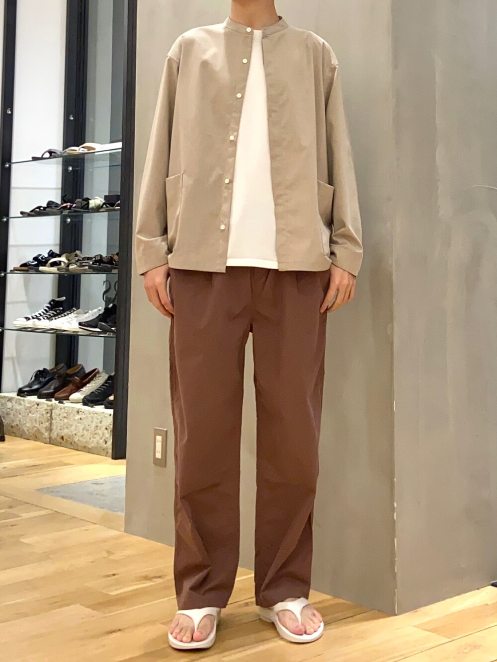 ベージュ系のカバーオール、ホワイト系のTシャツ/カットソー、ホワイト系のサンダルを着用したメンズの春コーディネートの3枚目の写真