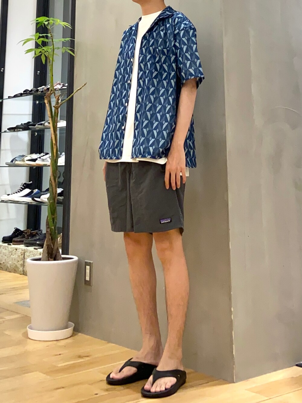ブルー系のシャツ/ブラウス、ホワイト系のTシャツ/カットソー、ブラック系のサンダルを着用したメンズの夏コーディネートの3枚目の写真