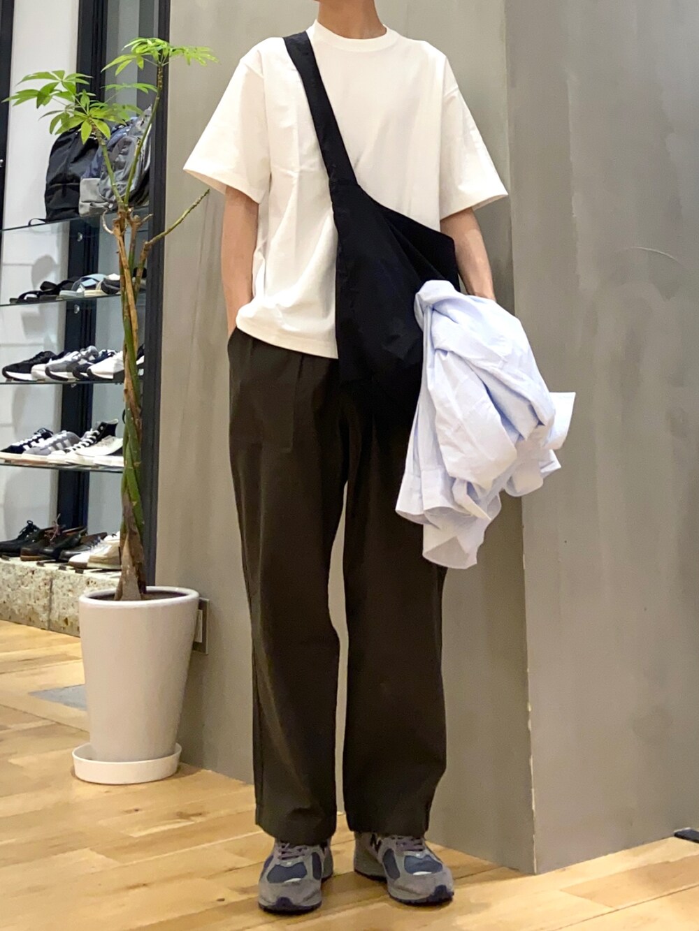 ブルー系のシャツ/ブラウス、ブラック系のショルダーバッグ、ホワイト系のTシャツ/カットソーを着用したメンズの春コーディネートの2枚目の写真