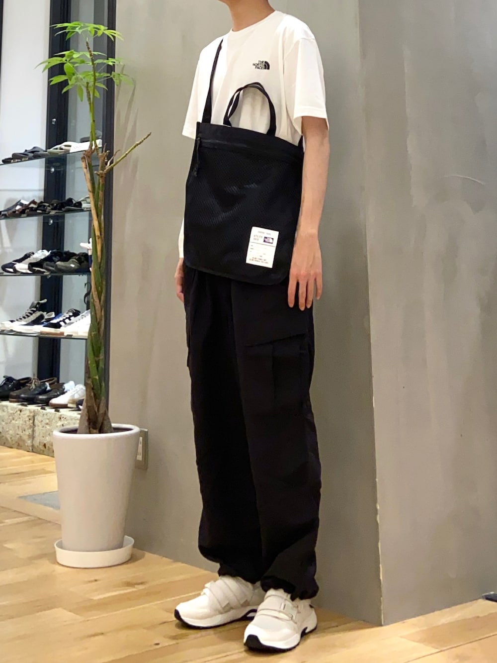 ベージュ系のTシャツ/カットソー、ブラック系のその他パンツ、ホワイト系のスニーカーを着用したメンズの春コーディネートの3枚目の写真