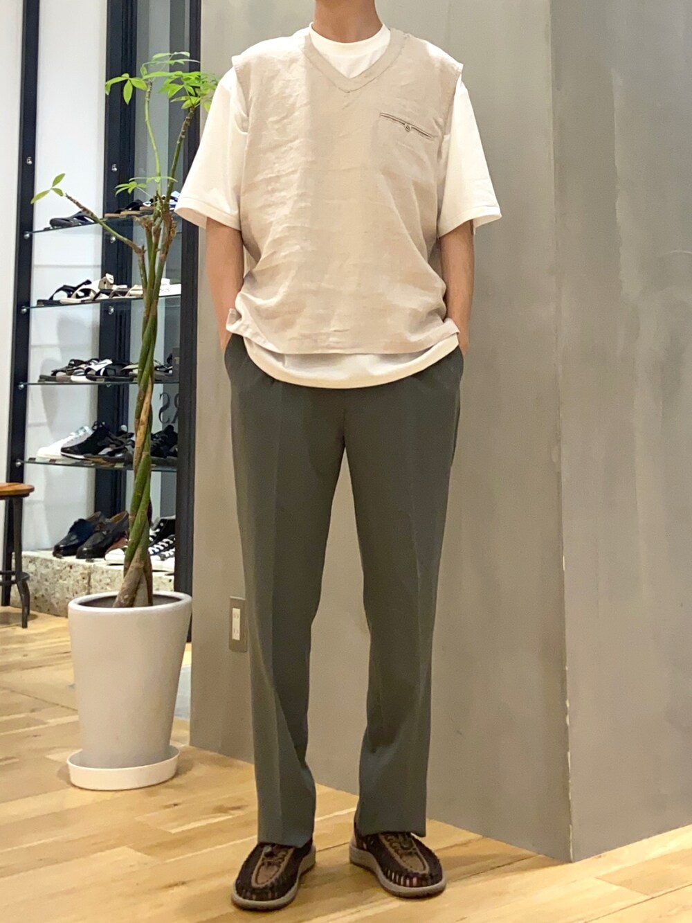 ホワイト系のベスト、ホワイト系のTシャツ/カットソー、グリーン系のその他パンツを着用したメンズの夏コーディネートの3枚目の写真