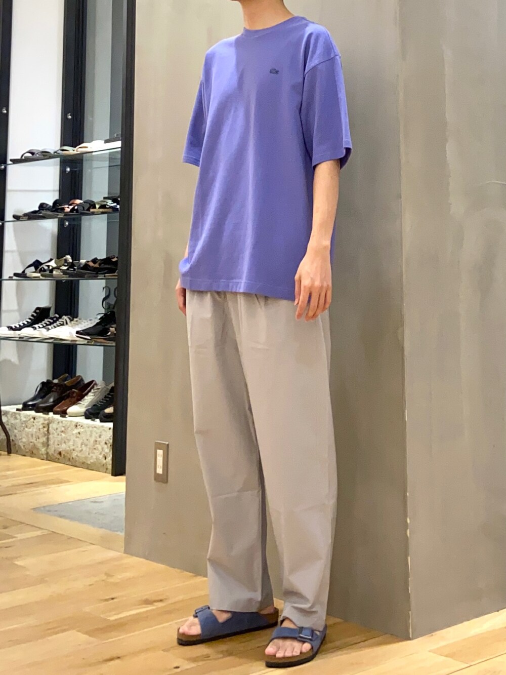 パープル系のTシャツ/カットソー、グレー系のその他パンツ、ブルー系のサンダルを着用したメンズの夏コーディネートの2枚目の写真