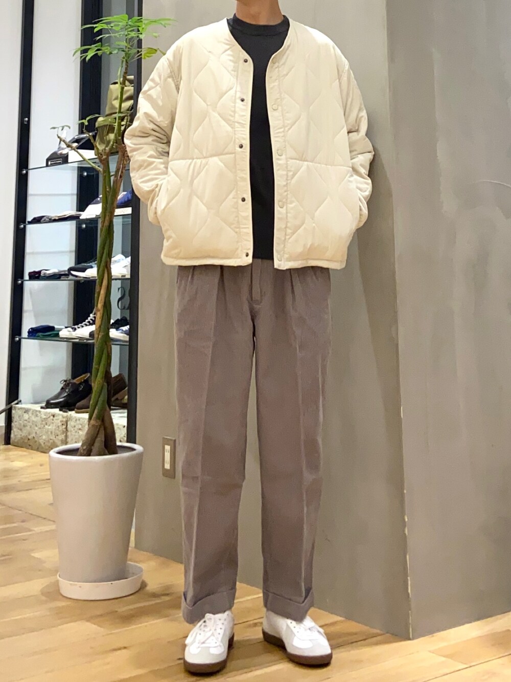 ブルー系のブルゾン、ホワイト系のダウンジャケット/コート、グレー系のニット/セーターを着用したメンズの冬コーディネートの2枚目の写真