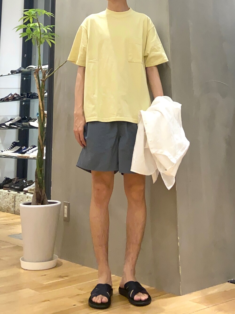 ホワイト系のシャツ/ブラウス、イエロー系のTシャツ/カットソー、ブルー系のサンダルを着用したメンズの春コーディネートの2枚目の写真