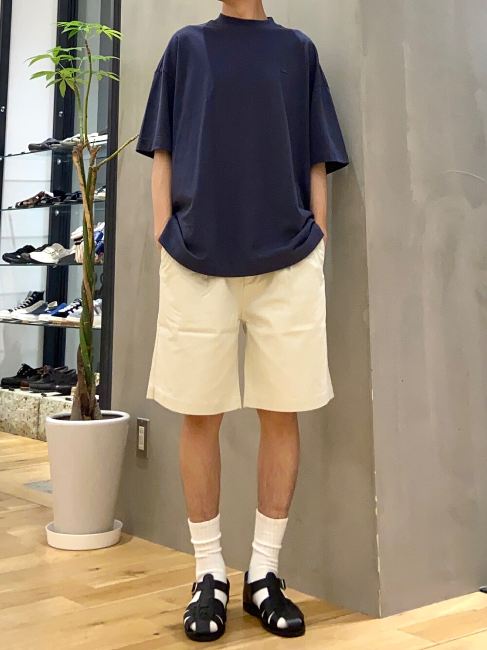 ブルー系のTシャツ/カットソー、ホワイト系のその他パンツ、ブラック系のサンダルを着用したメンズの夏コーディネートの3枚目の写真