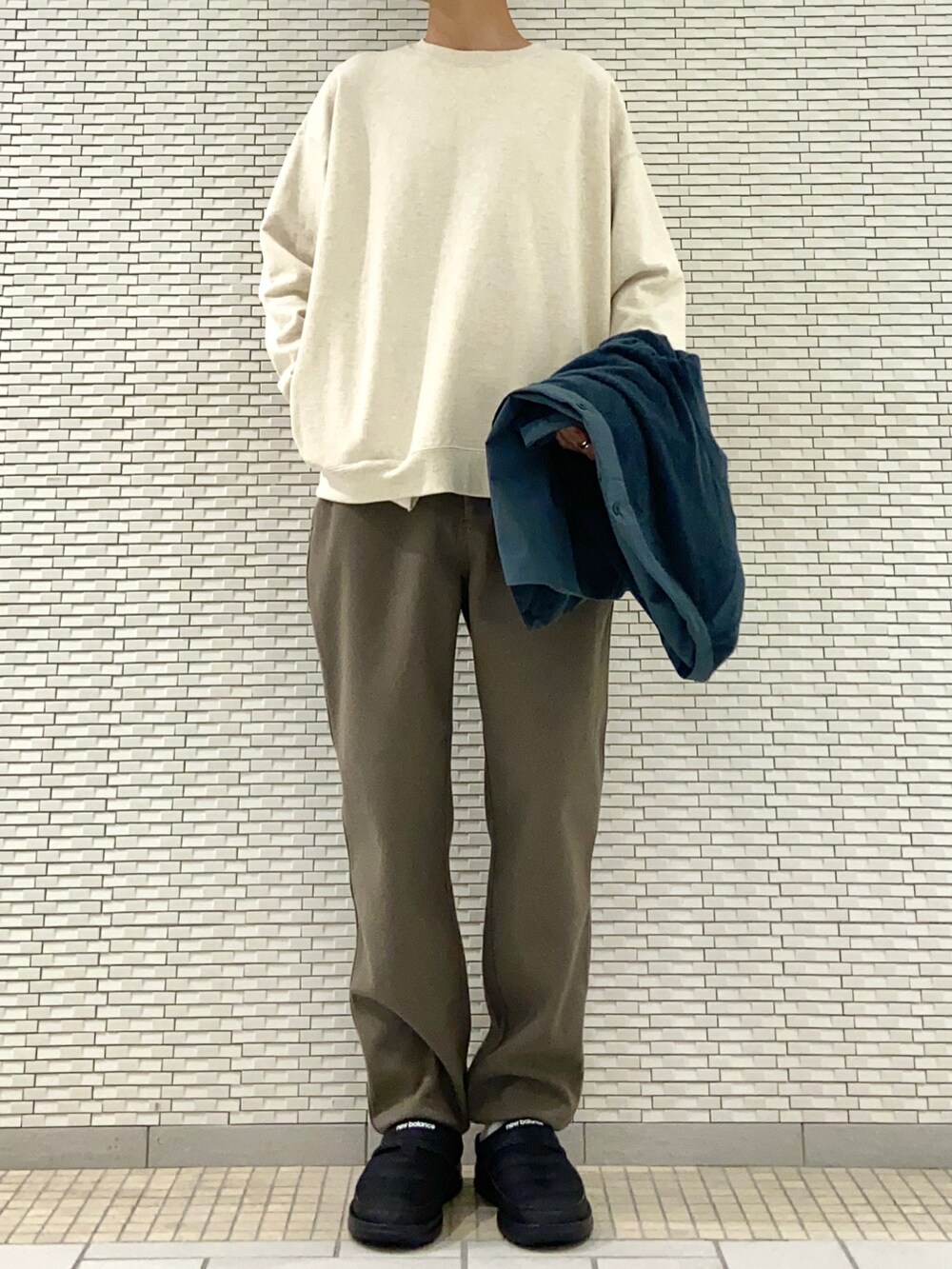 ブルー系のその他アウター、ブラウン系のその他パンツ、ブラック系のその他シューズを着用したメンズの秋コーディネートの2枚目の写真