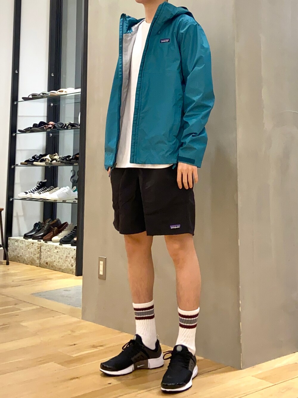 その他のその他、その他のその他、ホワイト系のソックス/靴下を着用したメンズの春コーディネートの3枚目の写真