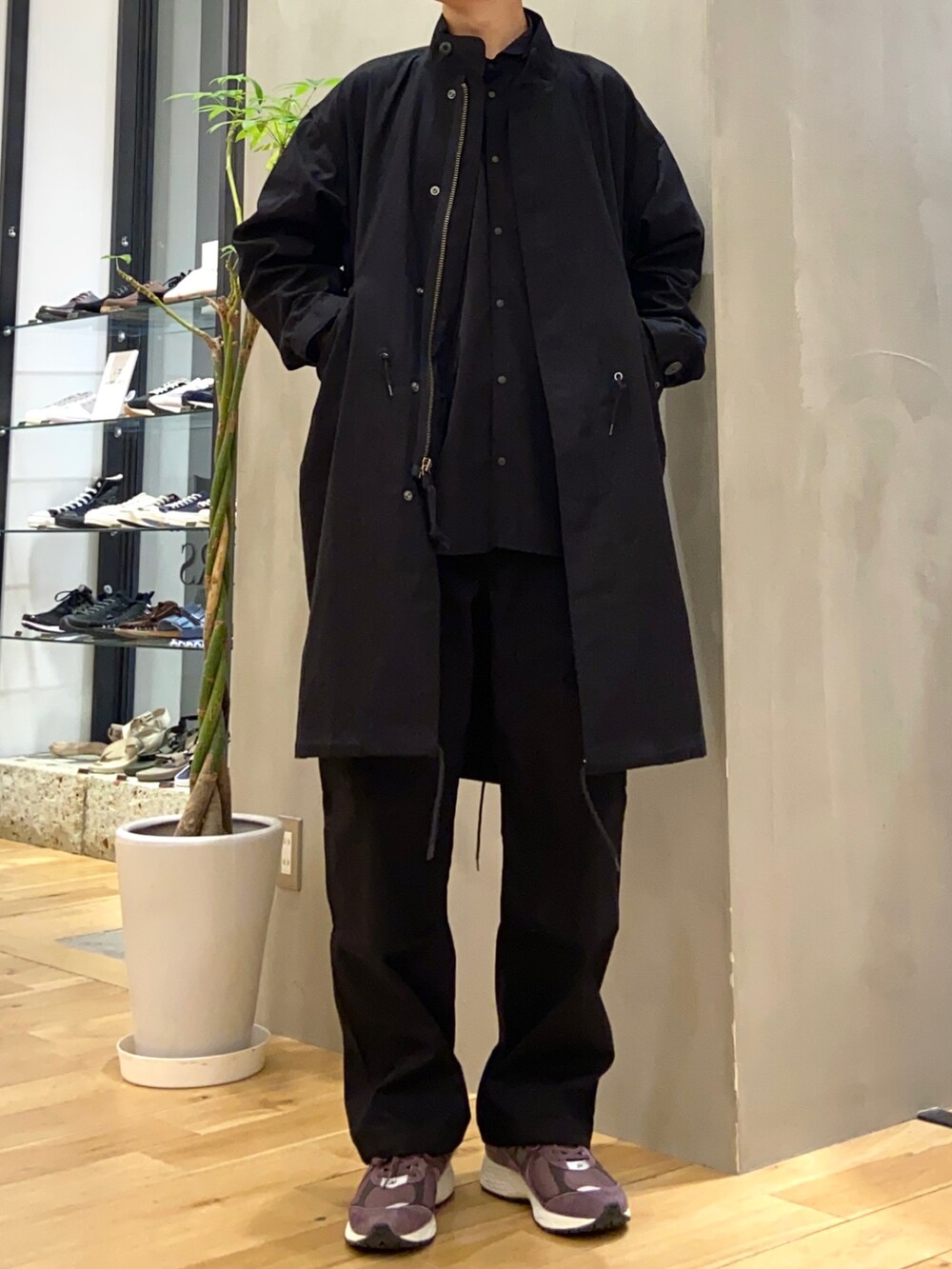 ブラック系のモッズコート、ブラック系のシャツ/ブラウス、ブラック系のその他パンツを着用したメンズの秋コーディネートの4枚目の写真