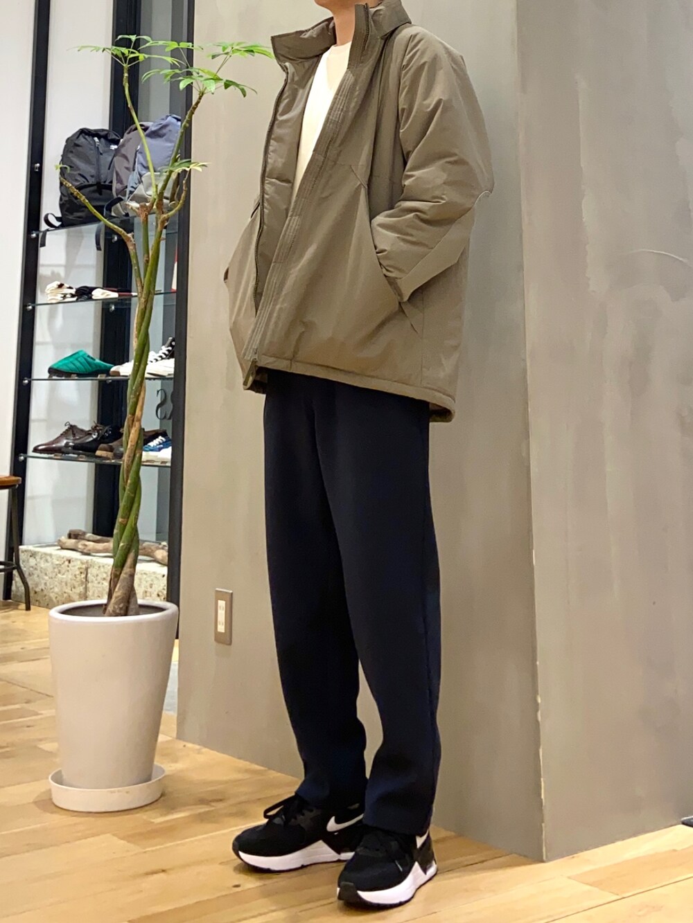 グリーン系のダウンジャケット/コート、ホワイト系のスウェット、ブルー系のその他パンツを着用したメンズの冬コーディネートの3枚目の写真