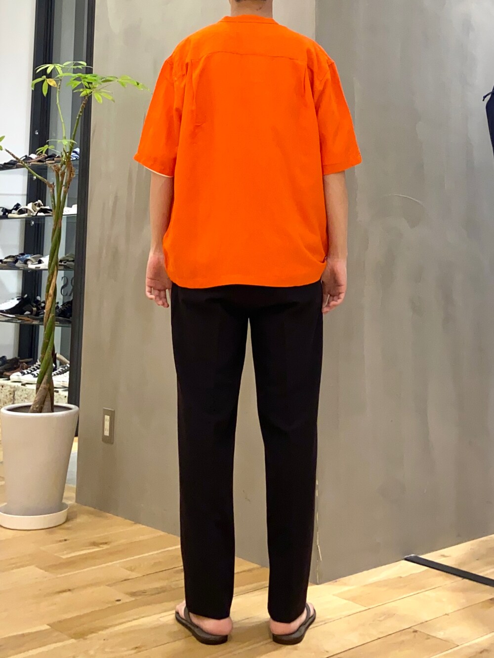 オレンジ系のシャツ/ブラウス、ホワイト系のTシャツ/カットソー、グレー系のサンダルを着用したメンズの夏コーディネートの3枚目の写真