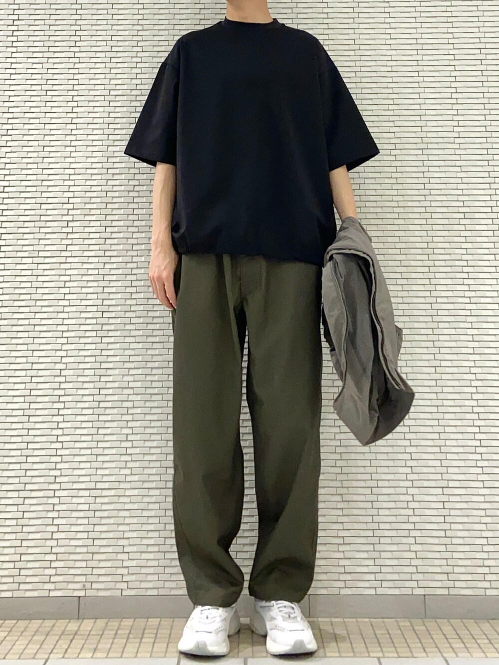 グレー系のその他アウター、ホワイト系のTシャツ/カットソー、グリーン系のその他パンツを着用したメンズの春コーディネートの2枚目の写真