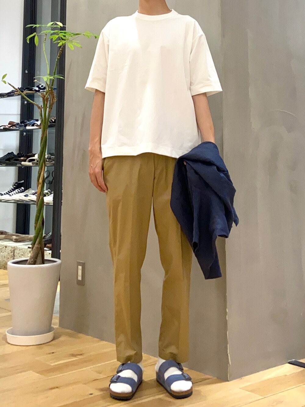 ブルー系のシャツ/ブラウス、ホワイト系のTシャツ/カットソー、ブルー系のサンダルを着用したメンズの夏コーディネートの2枚目の写真