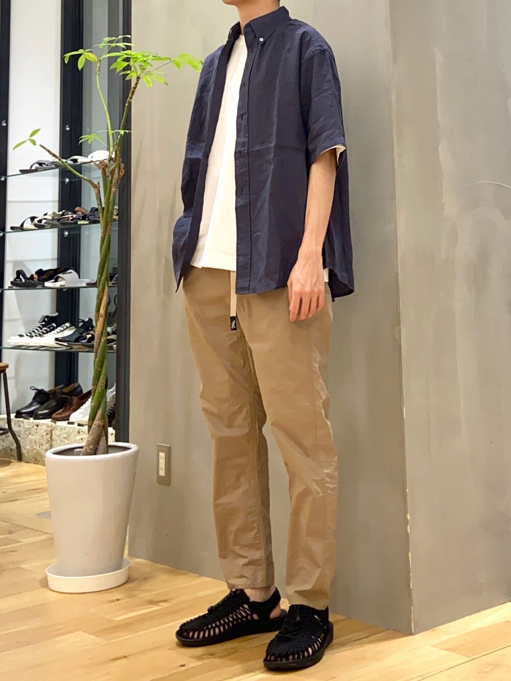 ブルー系のシャツ/ブラウス、ホワイト系のTシャツ/カットソー、ベージュ系のその他パンツを着用したメンズの夏コーディネートの2枚目の写真