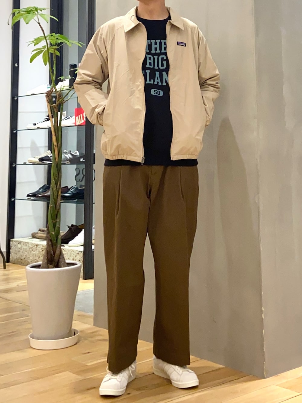 ブラック系のスウェット、ブラウン系のその他パンツ、ベージュ系のスニーカーを着用したメンズの春コーディネートの3枚目の写真