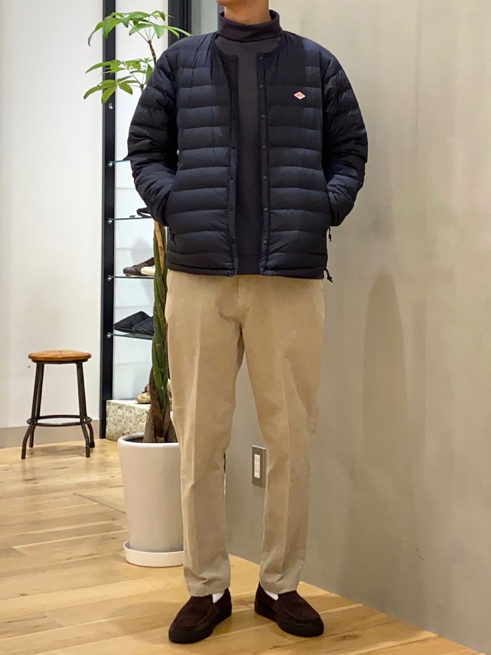 グレー系のTシャツ/カットソー、ブラウン系のローファー、グレー系のその他パンツを着用したメンズの秋コーディネートの3枚目の写真