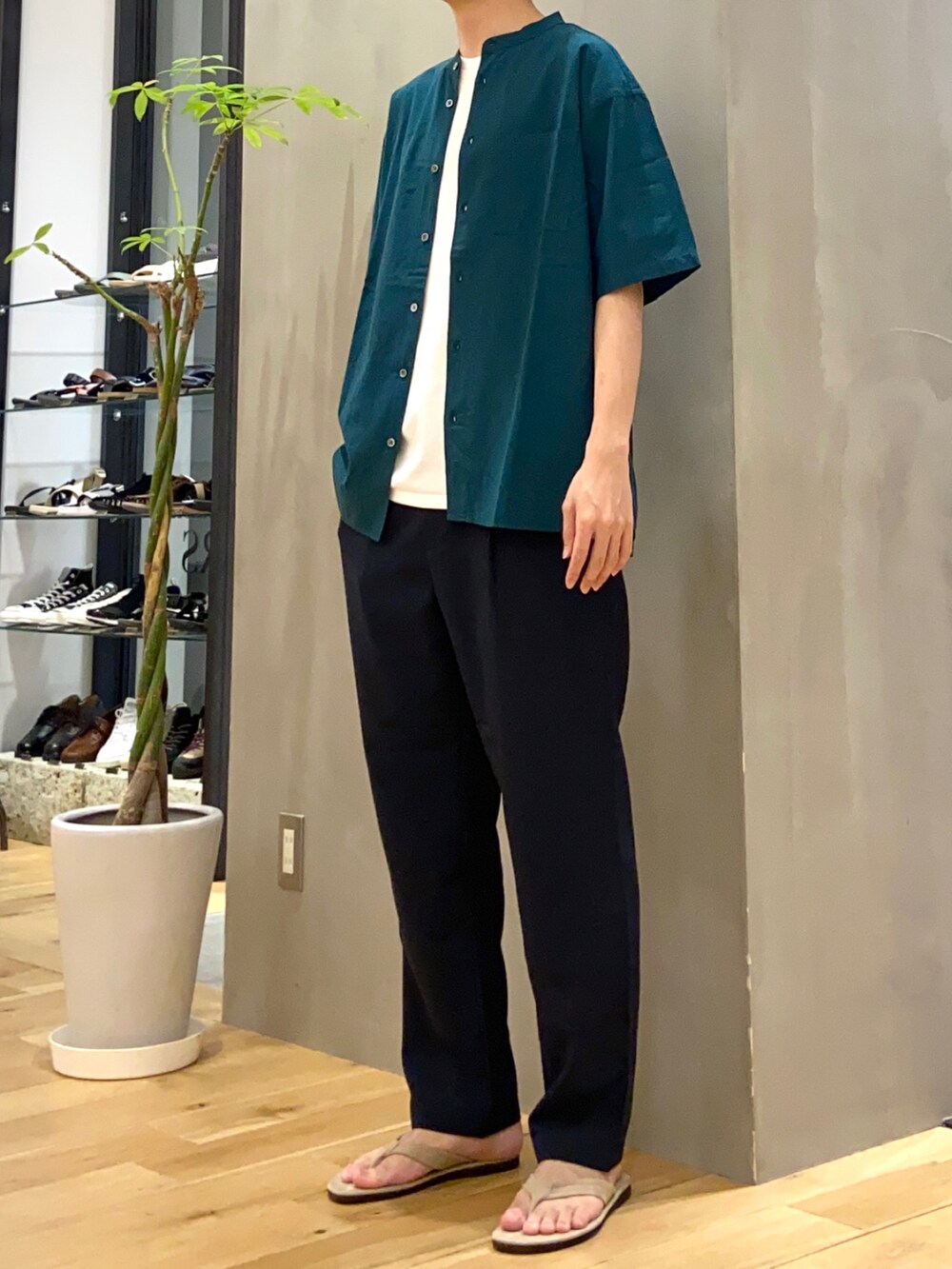 グリーン系のシャツ/ブラウス、ホワイト系のTシャツ/カットソー、ベージュ系のサンダルを着用したメンズの夏コーディネートの2枚目の写真