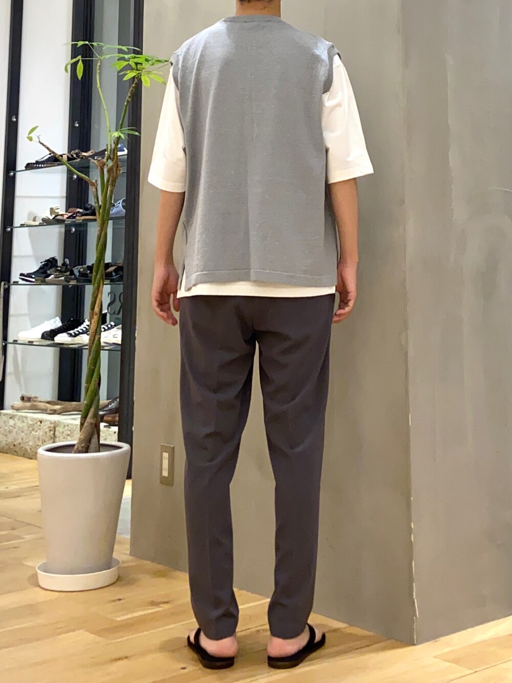 ブルー系のベスト、ホワイト系のTシャツ/カットソー、ブラック系のサンダルを着用したメンズの夏コーディネートの4枚目の写真