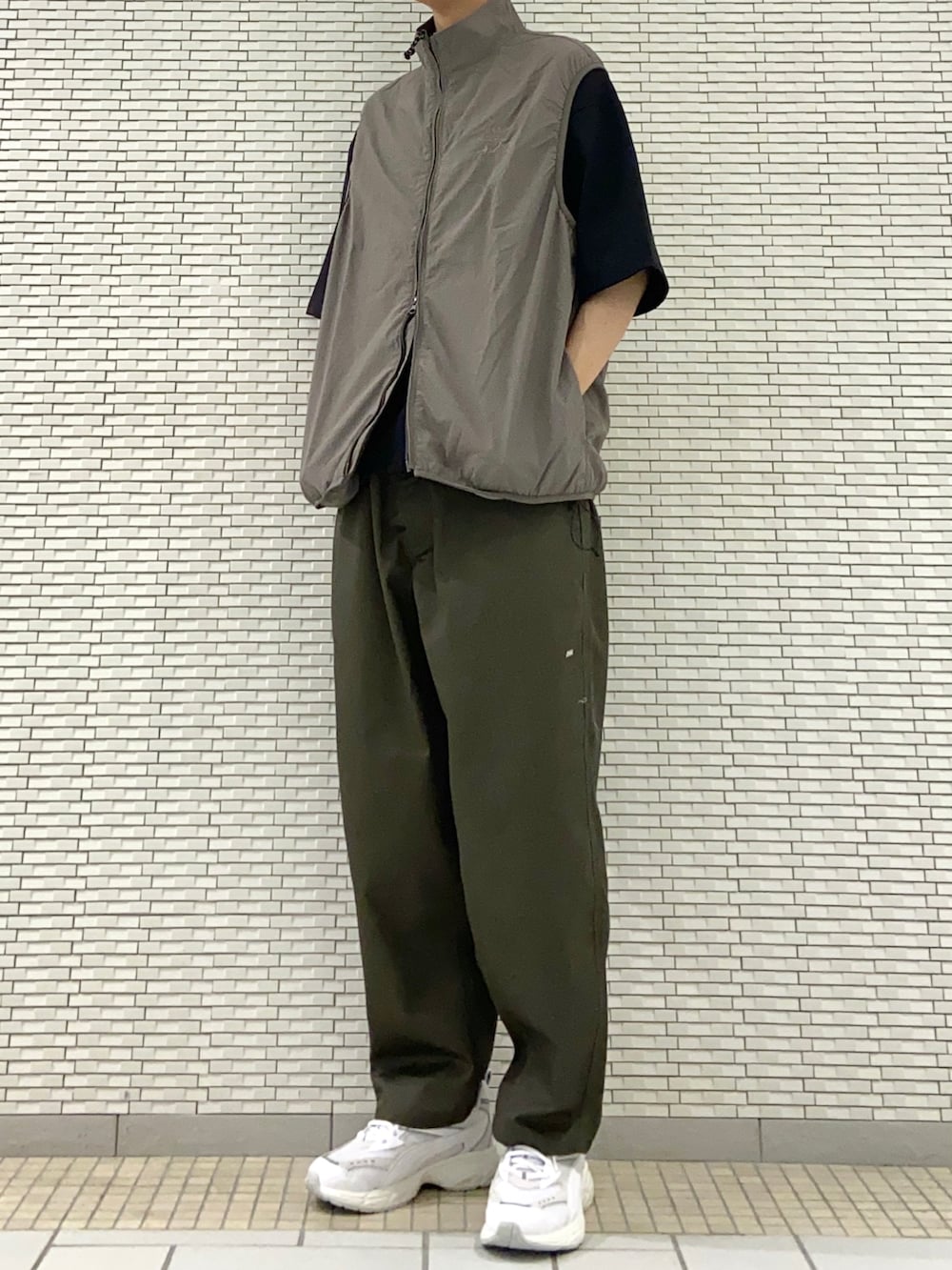 グレー系のその他アウター、ホワイト系のTシャツ/カットソー、グリーン系のその他パンツを着用したメンズの春コーディネートの3枚目の写真