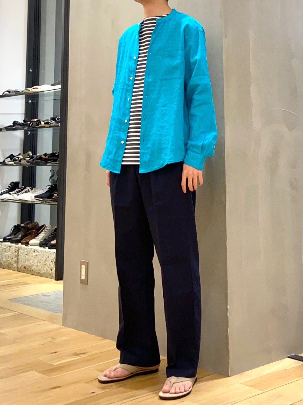 グリーン系のシャツ/ブラウス、ホワイト系のTシャツ/カットソー、ブルー系のその他パンツを着用したメンズの夏コーディネートの3枚目の写真