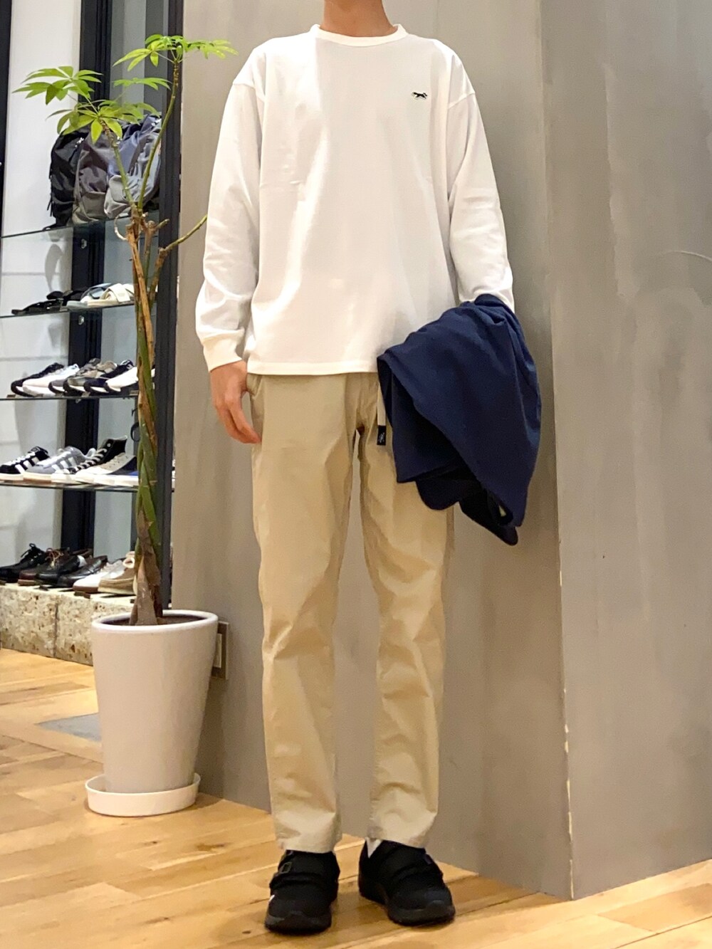 ブルー系のカーディガン/ボレロ、ホワイト系のTシャツ/カットソー、ベージュ系のその他パンツを着用したメンズの春コーディネートの2枚目の写真