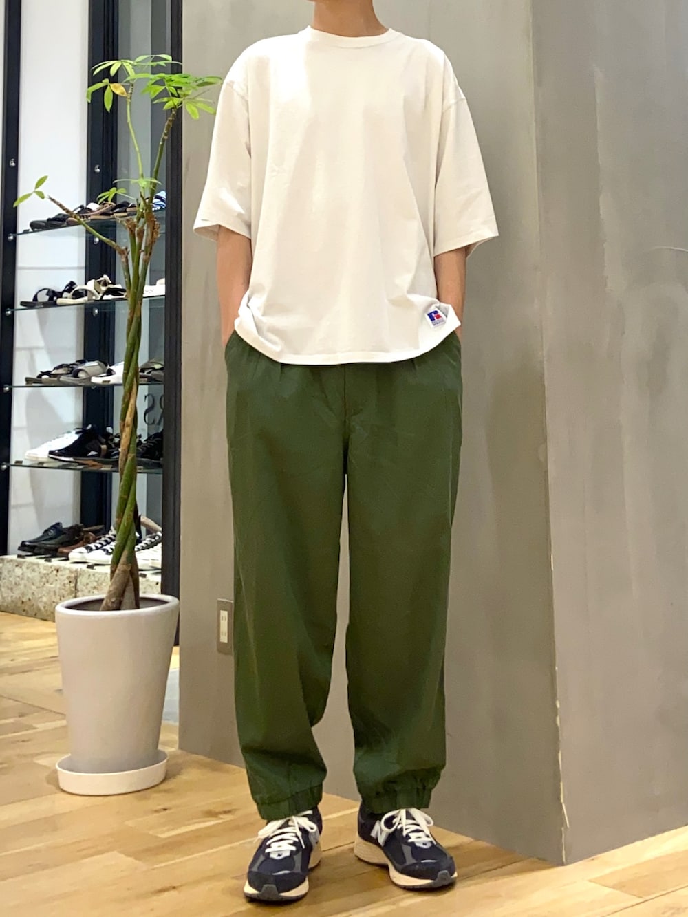 ホワイト系のTシャツ/カットソー、グリーン系のその他パンツを着用したメンズの夏コーディネートの3枚目の写真