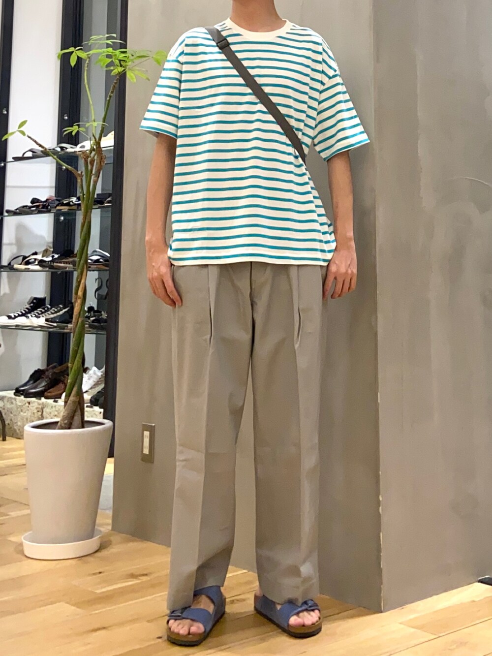 ブルー系のTシャツ/カットソー、グレー系のその他パンツ、ブルー系のサンダルを着用したメンズの夏コーディネートの2枚目の写真