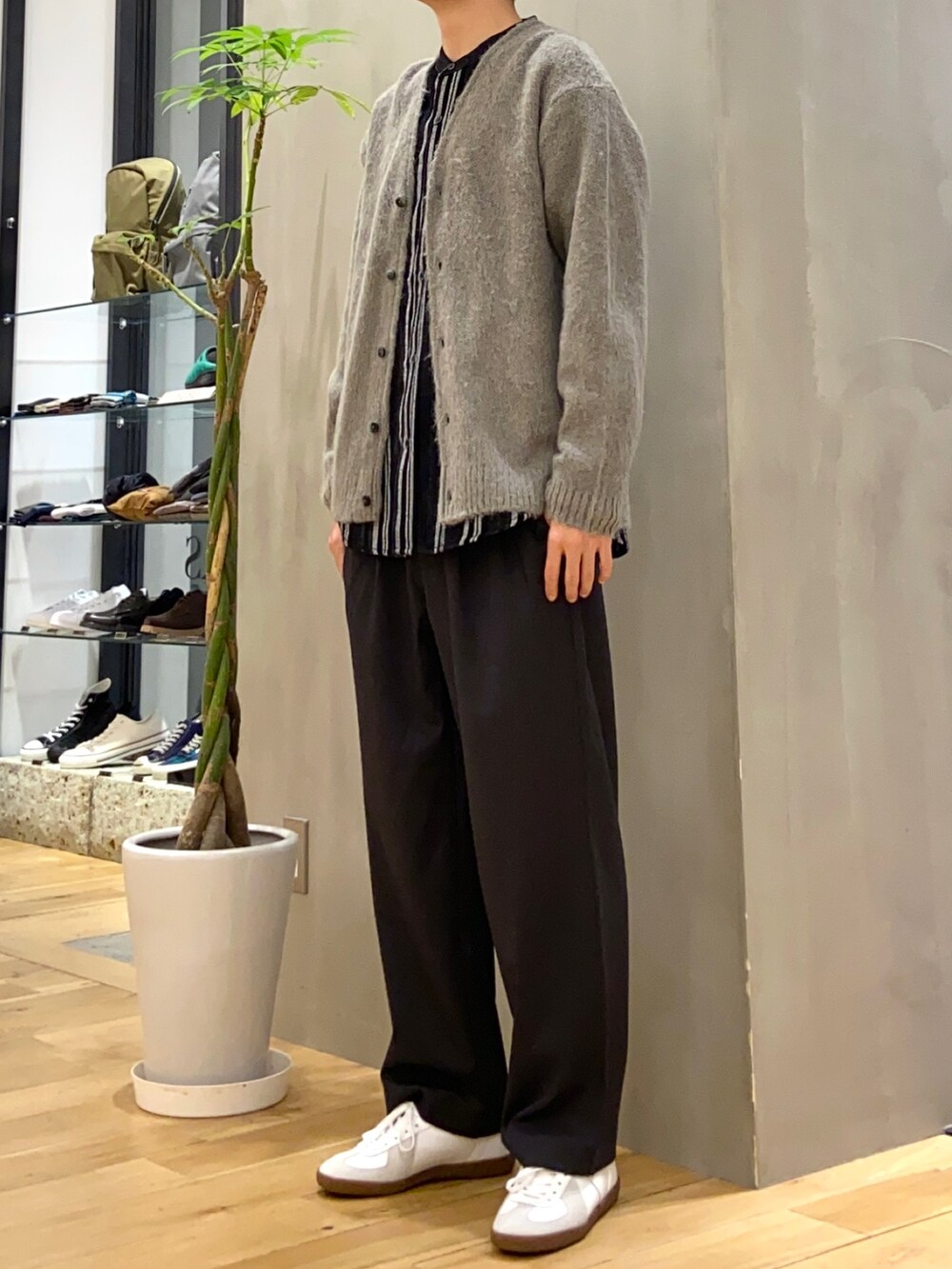 グレー系のカーディガン/ボレロ、ブラック系のシャツ/ブラウス、ホワイト系のスニーカーを着用したメンズの秋コーディネートの4枚目の写真