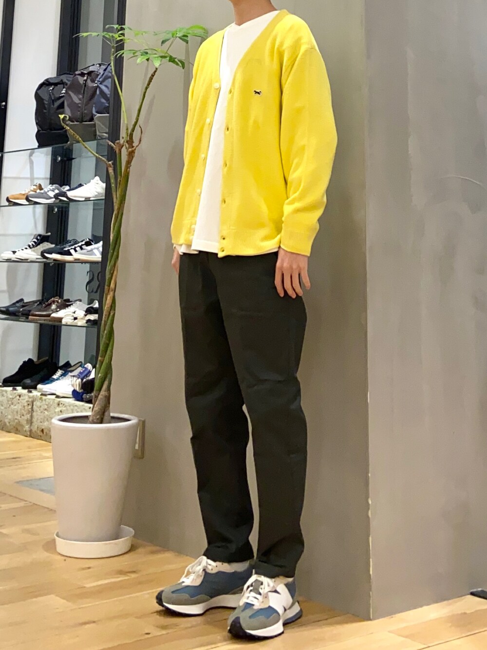 イエロー系のカーディガン/ボレロ、グリーン系のその他パンツ、グリーン系のスニーカーを着用したメンズの春コーディネートの3枚目の写真