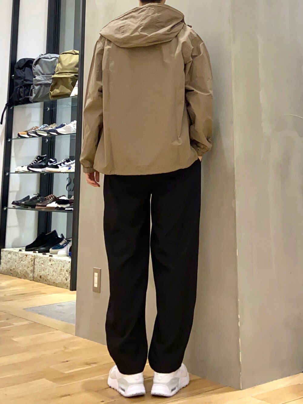 ベージュ系のマウンテンパーカー、ホワイト系のTシャツ/カットソー、ブラック系のその他パンツを着用したメンズの春コーディネートの3枚目の写真